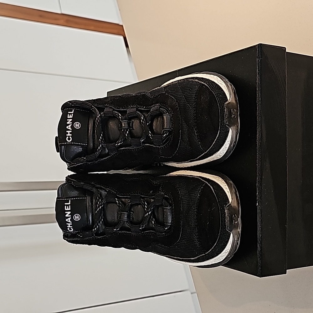 Chanel autentic womans sneakers.  Black . Size 38 .
